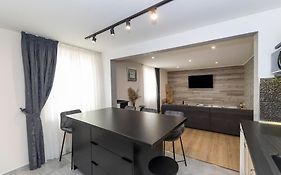 Nikky 2Br Apt. In Old Town Centre